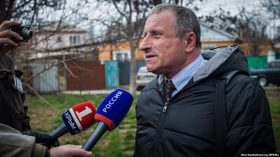 Journalist Mykola Semena talks to journalists before his court appearance in Simferopol on March 20. 