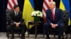 Президент США Дональд Трамп (п) під час зустрічі з українським колегою Володимиром Зеленським, Нью-Йорк, 25 вересня 2019 року