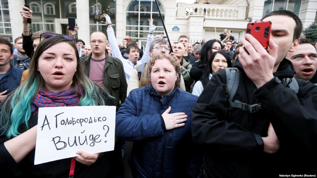 Учасники акції протесту біля офісу кандидата в президенти України Володимира Зеленського співають Гімн України. Київ, 9 квітня 2019 року