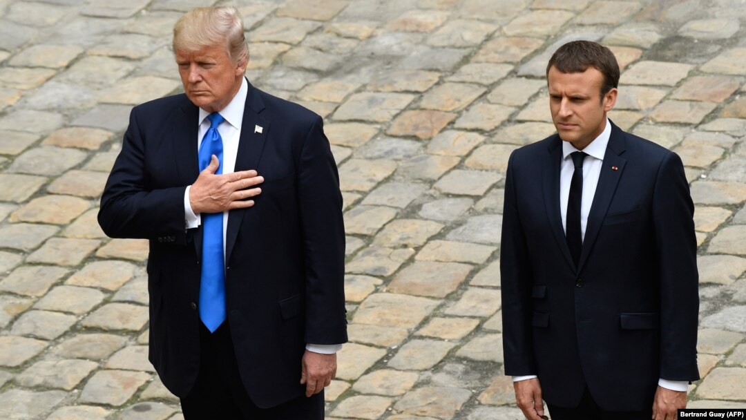 Дональд Трамп (л) і Емманюель Макрон у Парижі, 13 липня 2017 року 