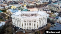 Указ Путіна юридично нікчемний і не матиме правових наслідків для України. Після відновлення суверенітету нашої держави в Криму порушені права законних власників на земельні ділянки будуть відновлені, заявили у МЗС