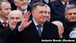 Član Predsedništva BiH Milorad Dodik tokom vojne parade organizovane u Banjoj Luci 9. januara 2022. godine, kada je bosanskohercegovački entitet RS ponovo obeležio paznik koji je od strane državnog Ustavnog suda BiH označen kao neustavan. 