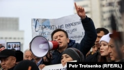 Қаңтар оқиғасы құрбандарын еске алу митингісінде сөйлеп тұрған Жанболат Мамай. 13 ақпан 2023 жыл.