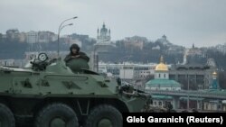 Militari ai Gărzii Naționale Ucrainene, aflați pe poziții în centrul Kievului, Ucraina, 25 februarie 2022.
