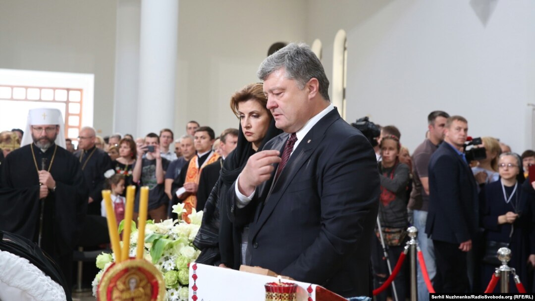 Президент Петро Порошенко з дружиною Мариною у соборі Воскресіння Христового в Києві прощаються з кардиналом Любомиром Гузаром, 4 червня 2017 року