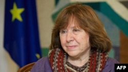 «Світлана Алексієвич – видатна письменниця, яка в складній радянській і пострадянській реальності «хотіла зрозуміти, скільки людини в людині і як цю людину в людині захистити»