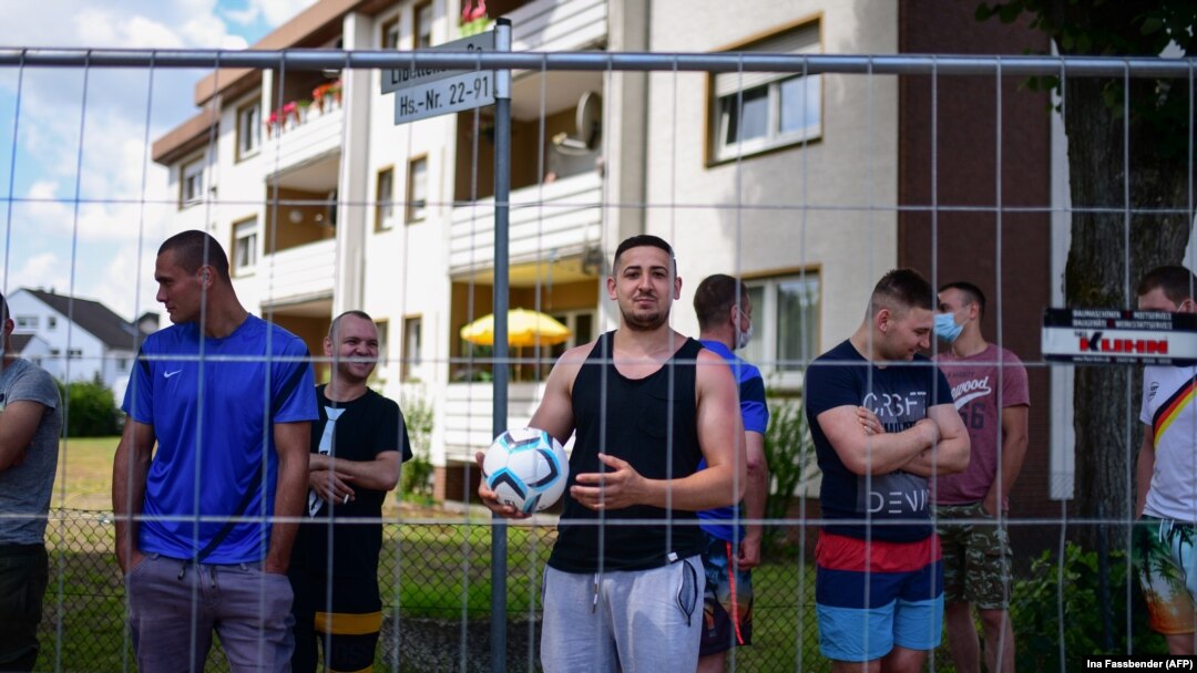 Muncitori români, plasați în carantină la abatorul companiei Toennies