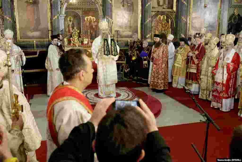 Okružen episkopima i drugim visokim predstavnicima SPC novi patrijarh Porfirije na ceremoniji ustoličenja. 