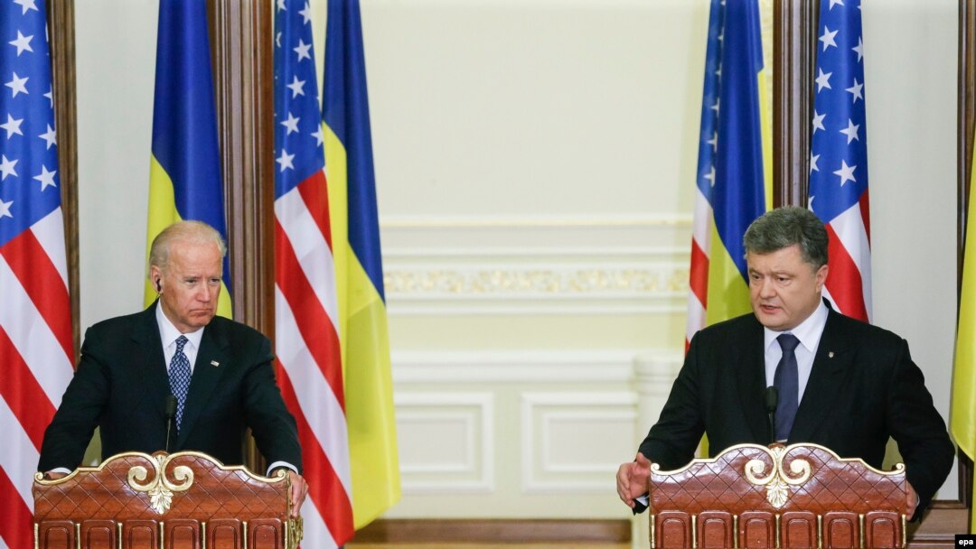 Президент України Петро Порошенко та віце-президент США Джозеф Байден під час брифінгу у Києві. 7 грудня 2015 року