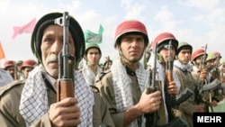 سپاه پاسداران برای بالا بردن توان مقابله خود با آنچه که تهدیدهای داخلی خوانده است، شماری از یگان های بسیج را در یگان های ادغام کرده است.(عکس: مهر)