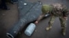 Украинский военный осматривает сбитый ранее беспилотник Shahed, иллюстративная фотография