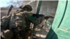 Розвідник 15-ої бригади НГУ «Кара-Даг» перевіряє будинок, де можуть бути російські солдати