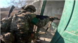 Розвідник 15-ої бригади НГУ «Кара-Даг» перевіряє будинок, де можуть бути російські солдати