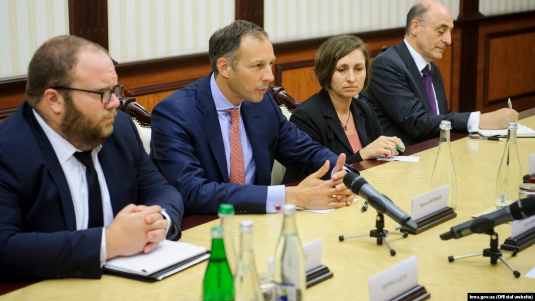 Френсіс Феннон (другий зліва) під час переговорів з керівництвом українського уряду в Києві, червень 2018 року 
