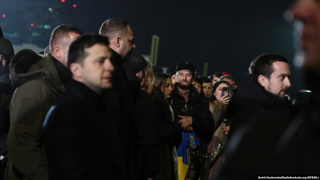 Президент України Володимир Зеленський (ліворуч) в аеропорту «Бориспіль» під час зустрічі звільнених в рамках обміну утримуваними особами, 29 грудня 2019 року