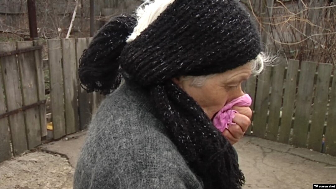 Бабуся загиблого хлопчика, окуповане Олександрівське, Донецька область