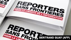Релизы с логотипом международной организации «Репортеры без границ» (RSF).