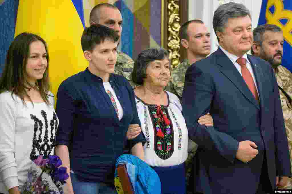 Надія Савченко разом із мамою та сестрою під час зустрічі з президентом України Петром Порошенком. Київ, 25 травня 2016 року