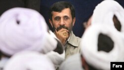 در سرمقاله لس آنجلس تایمز آمده است که رهبريت محافظه کار حساب خود را بيش از پيش از عملکرد محمود احمدی نژاد جدا ساخته و شکاف عميقی بين قشر رهبری و رييس جمهور اسلامی ايران بوجود آمده است