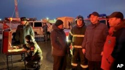 Рятувальники і представники влади на промисловій ділянці, яка постраждала після атаки українських безпілотників у Саратовській області, Росія, 8 січня 2025 року