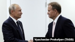 Президент Росії Володимир Путін (ліворуч) і проросійський політик Віктор Медведчук (праворуч)