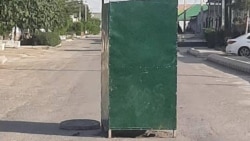 Köçeleriň köplenç ortarasynda guralýan göçme hajathanalar