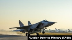 Російський винищувач на авіабазі Хмеймім у Сирії