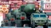 Російські балістичні ракети РС-24 «Ярс», здатні нести міжконтинентальні балістичні ракети з ядерним зарядом, пыд час військового параду у Москві. Росія