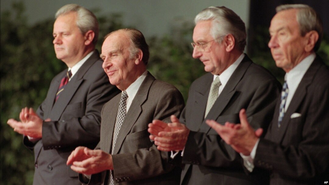 Predsjednik Srbije Slobodan Milošević, predsjednik Bosne i Hercegovine Alija Izetbegović i predsjednik Hrvatske Franjo Tuđman sa američkim državnim sekretarom Warrenom Christopherom nakon postizanja dogovora u Wright Patterson bazi u Dejtonu 21. novembar 1995.