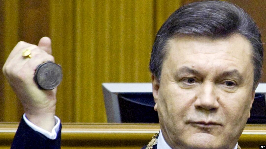 Віктор Янукович з печаткою Президента після складення ним присяги у Верховній Раді України. Київ, 25 лютого 2010 року