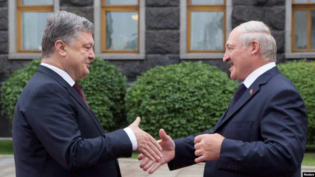 Петро Порошенко (л) і Олександр Лукашенко, Київ, 21 липня 2017 року