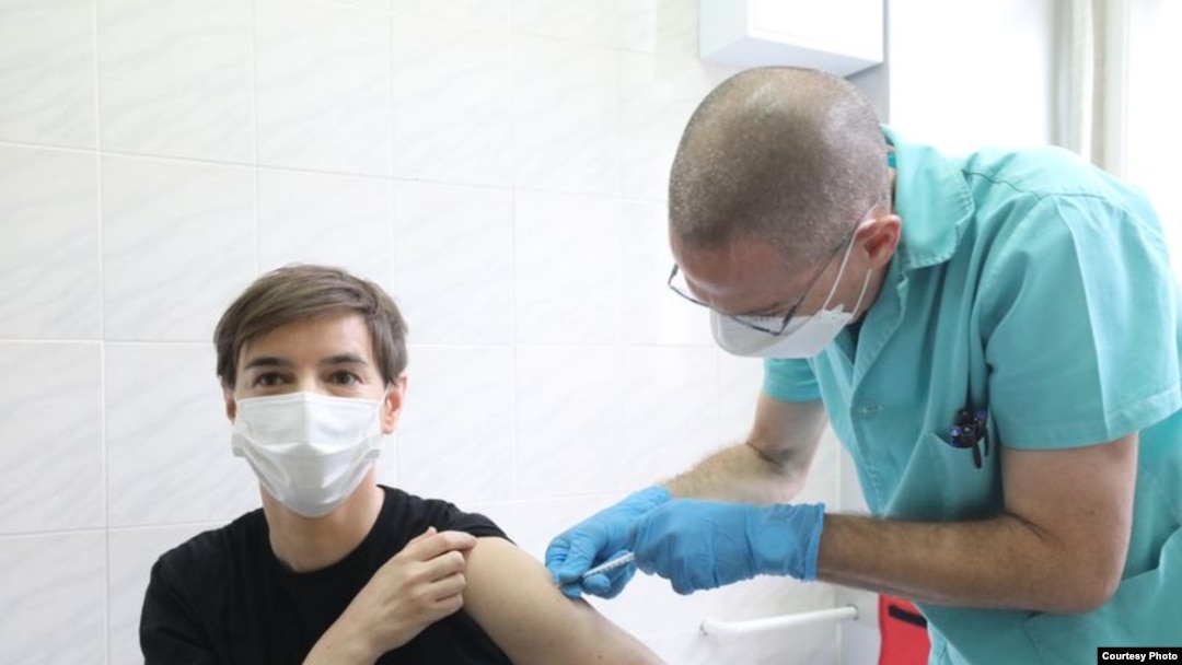Premierul Ana Brnabic a fost prima persoană care s-a vaccinat în Serbia