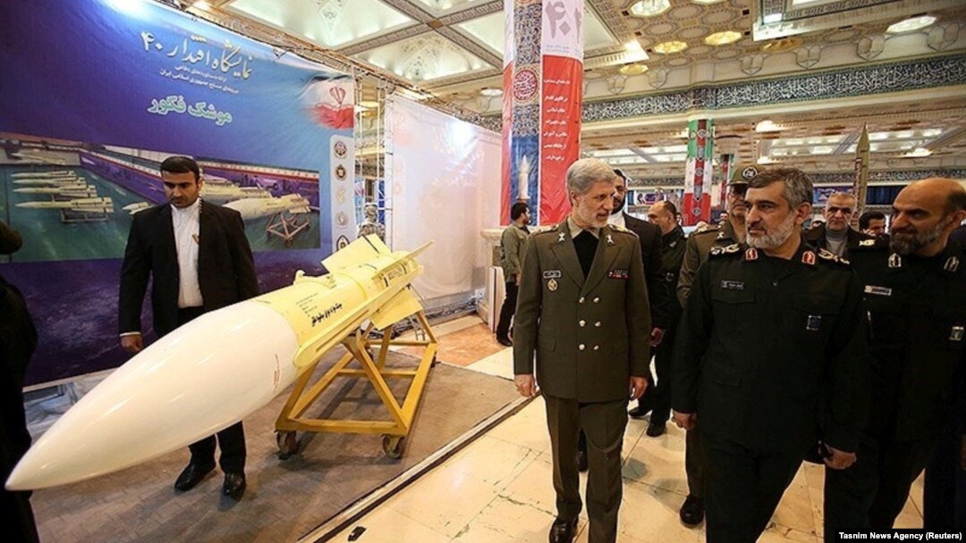 وزیر دفاع در مراسم رونمایی از موشک کروز هویزه در ۱۳ بهمن ۹۷