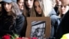 Studenti Univerziteta "Sv. Ćirilo i Metodije" sa fotografijama stradalih dok se ljudi upisuju u knjigu žalosti, Skoplje, 17. mart 2025.