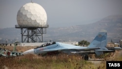 Російський літак Су-30 на авіабазі в Сирії
 