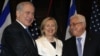Izraelski premijer Benjamin Netanjahu rukuje se sa palestinskim predsednikom Mahmudom Abasom u prisustvu američke državne sekretarke Hilari Klinton neposredno pred početak sastanka u Šarm el Šejku u Egiptu, 14 septembar 2010