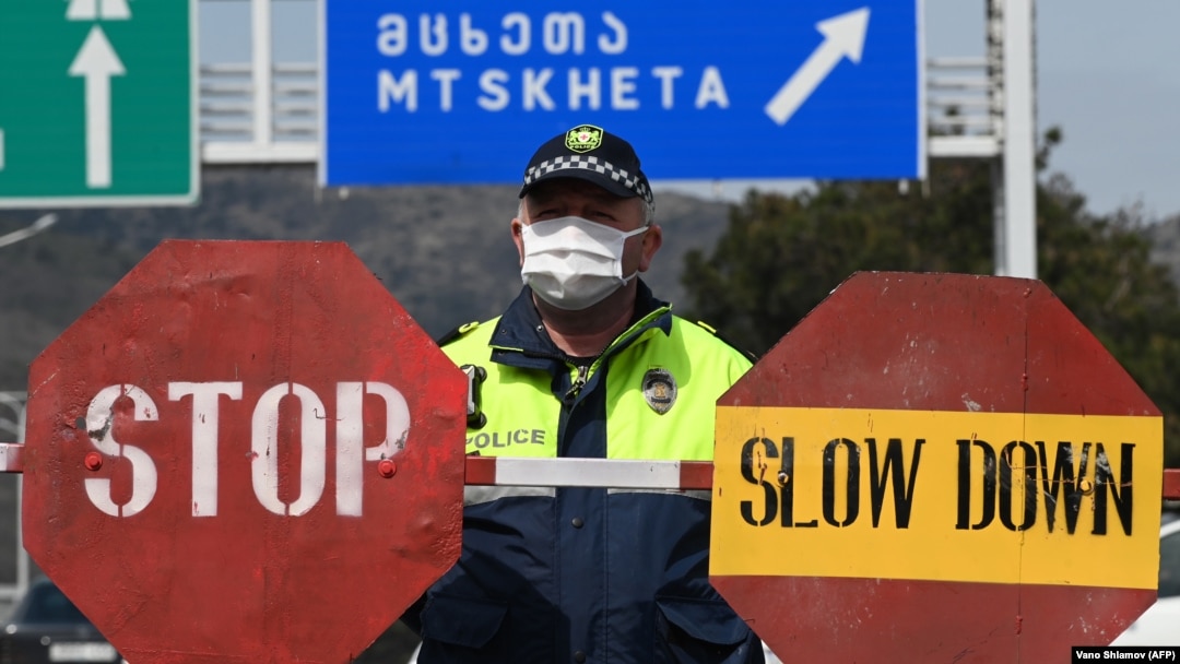 Грузинський поліцейський у захисній масці на контрольно-пропускному пункті в Тбілісі, 1 квітня 2020 року