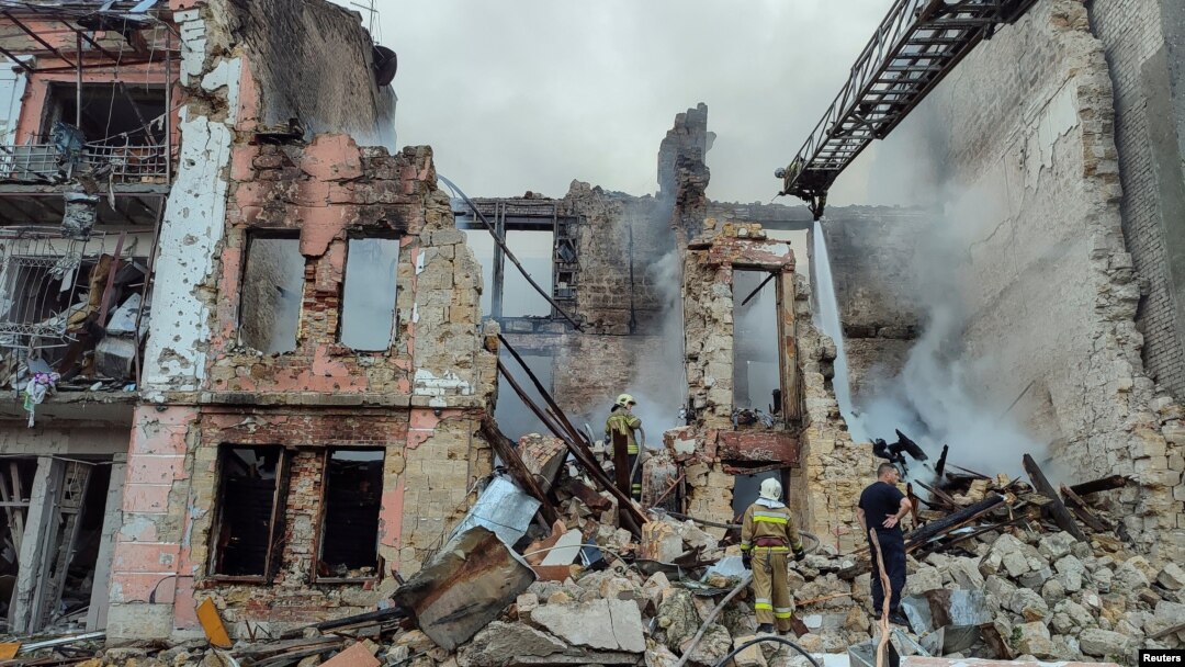 Рятувальники працюють на місці російського ракетного удару у Миколаєві, 20 липня 2023 року
