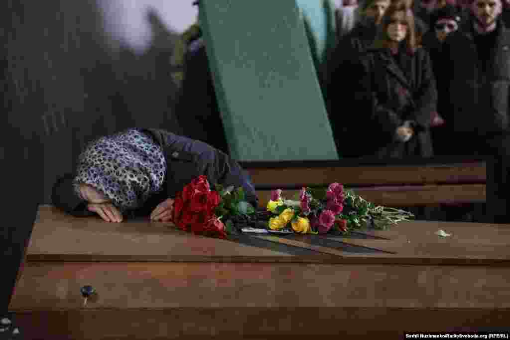 8 noiembrie 2024. Mama soldatului căzut Danilo Danylo Liașkevich, la înmormântarea de la Kiev a fiului ei.
