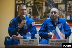 Terry Virts și Anton Șkaplerov, înaintea misiunii din noiembrie 2014.