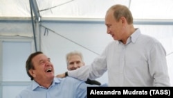 Bivši nemački kancelar Gerhard Šreder i ruski predsednik Vladimir Putin, 2011. godina