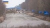 Супрацьтанкавыя ўмацаваньні &mdash; так званыя &laquo;зубы цмока&raquo;&nbsp;&mdash; перакрылі дарогу перад памежным пунктам Новая Гута ў Гомельскай вобласьці