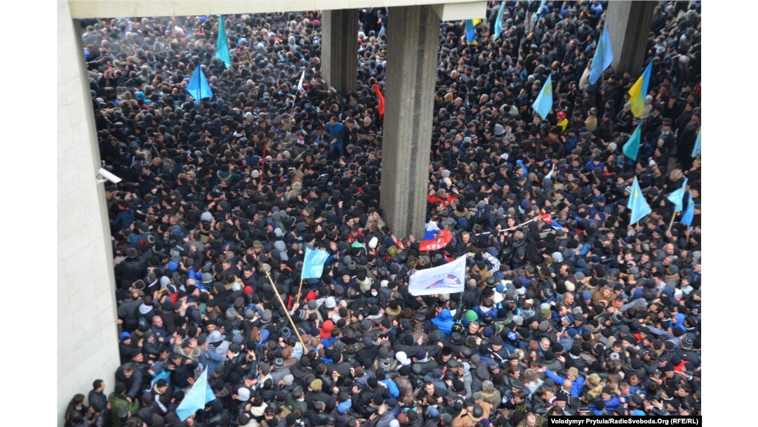Політичне протистояння і сутички біля парламенту Криму