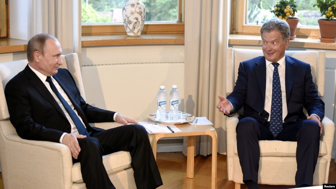 Володимир Путін (л) і Саулі Нійністе (п) під час зустрічі в Наанталі, 1 липня 2016 року