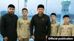 Нохчийчоьнан куьйгалхо Кадыров Рамзан шен вешин кIантаца а, шен воIаршца Ахьмадца а, Элица а, Адамца а