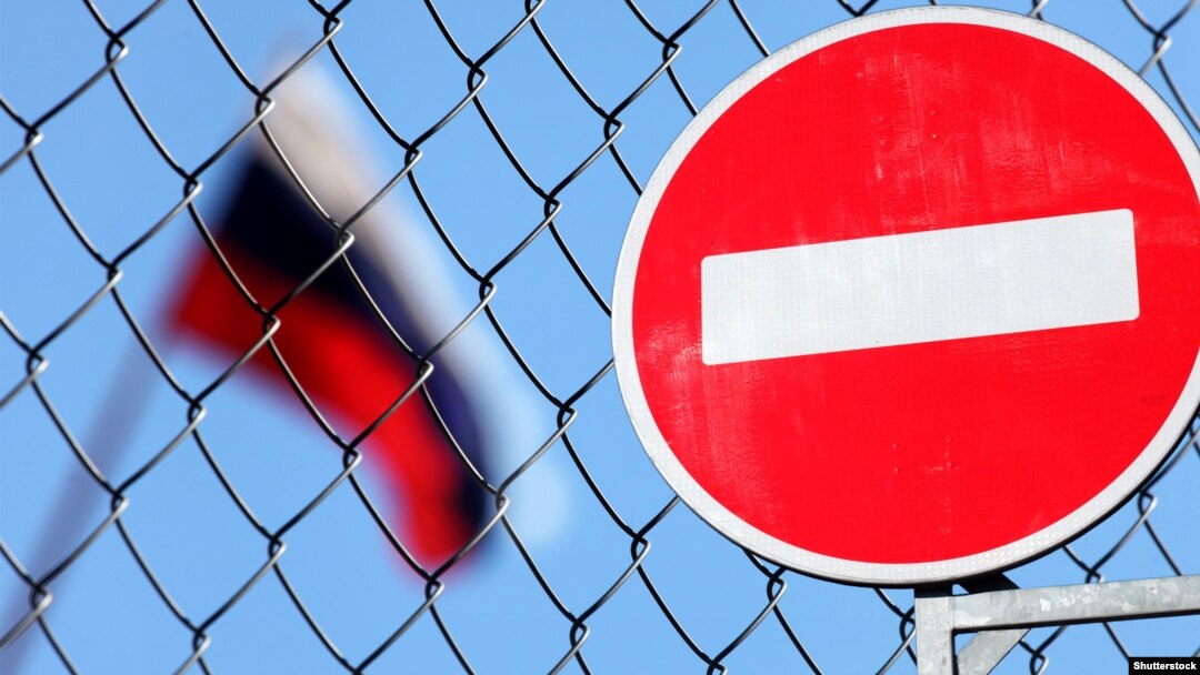 За словами економіста, Росія, теоретично, може використовувати свою національну платіжну систему замість SWIFT,  проте,  на практиці, це означатиме зупинку економічного співробітництва Росії з провідними країнами світу.