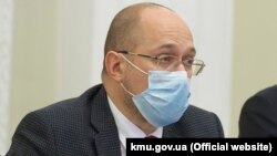 «Ми також маємо усвідомити, що навіть після відкриття всіх закладів та транспорту – маски, дезінфектори та соціальне дистанціювання – нікуди не дінуться. Відтепер це норма», – сказав голова уряду