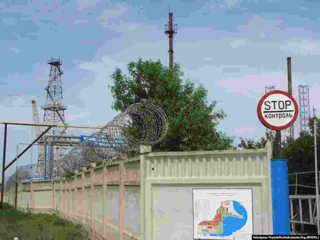 База буріння «Чорноморнафтогазу» в бухті Ярилгач неподалік селища Чорноморське в північно-західному Криму.