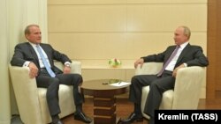 Віктор Медведчук і його кум, президент Росії Володимир Путін (зліва направо) під час зустрічі в Ново-Огарьово (Росія). 6 жовтня 2020 року