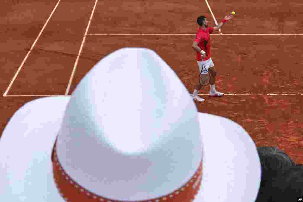 Srpski teniser Novak Đoković servira protiv Francuza Corentina Mouteta na meču drugog kola French Opena.